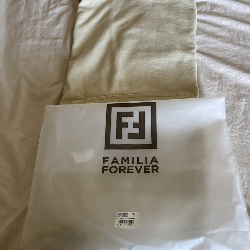 La Familia Ivory Hoodie Size‎ Medium New In Bag